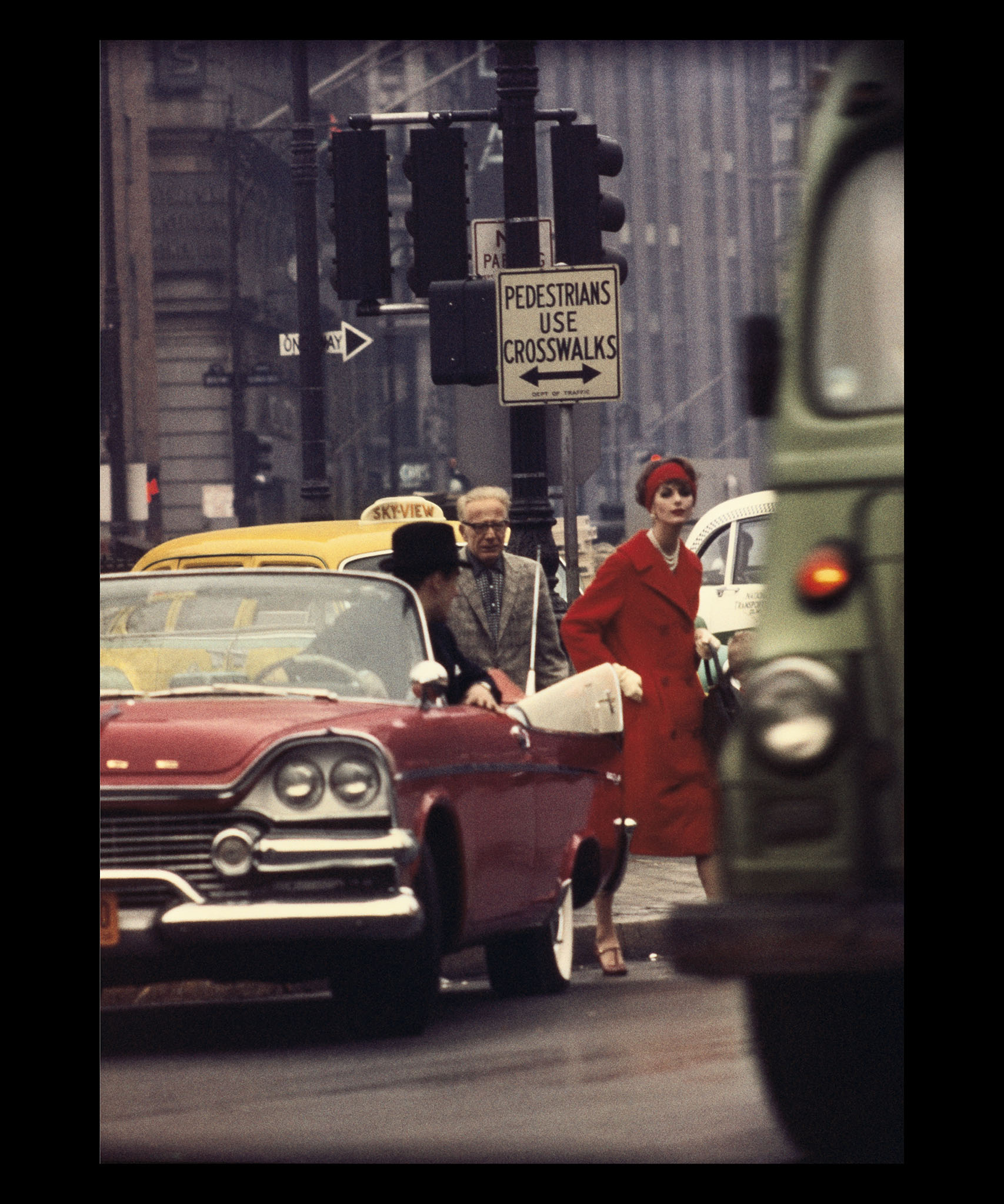 Anne St-Marie + Cruiser in Traffic, New York (Vogue), Etats-Unis, 1958