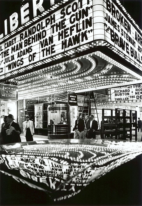 Wings of the Hawk, 42nd Street, New York, Etats-Unis, 1955