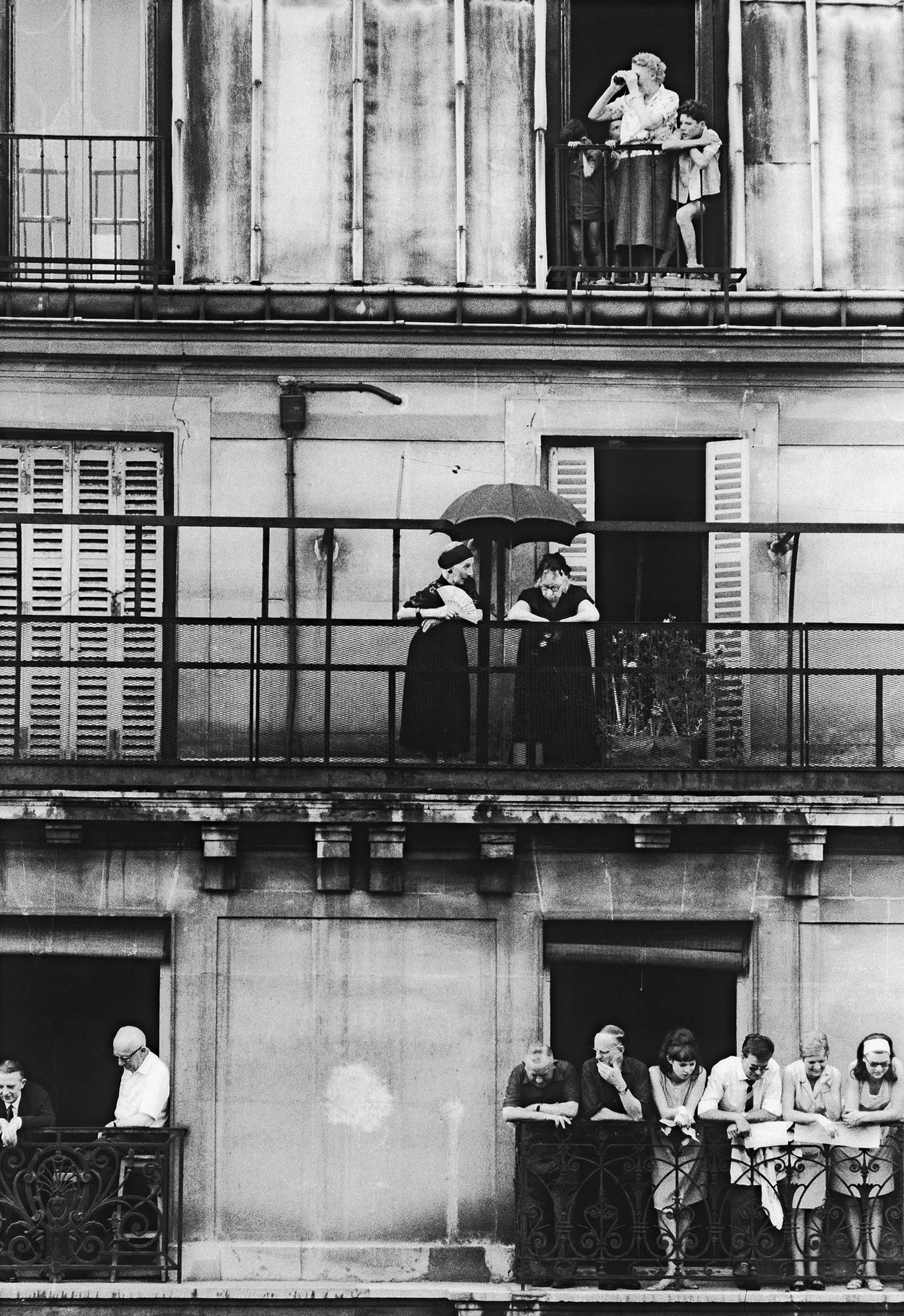 Riverains au balcon, enterrement Maurice Thorez, Paris 1964