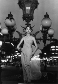 Mary on lampost, Place de l’Opéra, Paris 1957 (Vogue)