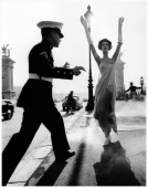 Simone + Marines, Pont Alexandre III, Paris 1961 (Vogue)