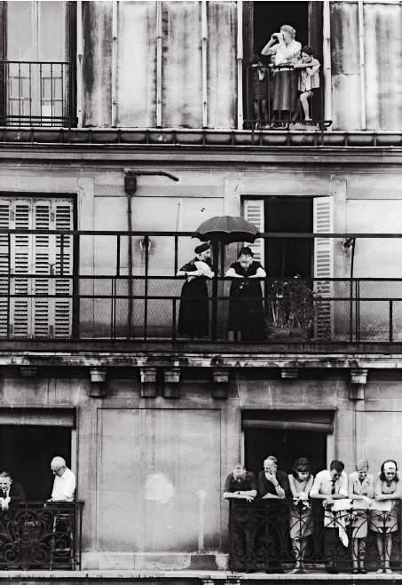 Riverains au balcon, enterrement Maurice Thorez, Paris 1964.
