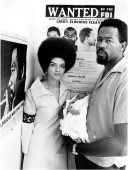 Eldridge et Kathleen Cleaver et leur nouveau né, devant l’affiche du FBI, Alger 1969