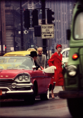 Anne St-Marie + Cruiser in Traffic, New York (Vogue), Etats-Unis, 1958.