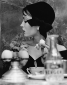 Mary au café, Paris, 1957 (Vogue), Moderne
