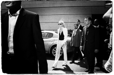 Sharon Stone entourée de sa garde rapprochée Festival de Cannes, mai 2005