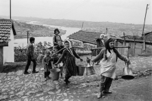 De jeunes paysannes portent de l'eau dans un bidonville près d'Eyüp, Turquie, 1965