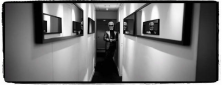 Karl Lagerfeld dans les couloirs de son bureau Paris, 2004 Tirage